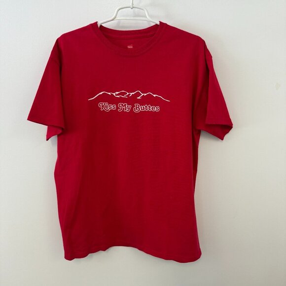 Hanes Red Crew Neck Short Sleeve "Kiss My Buttes" T-Shirt - Picture 1 of 4